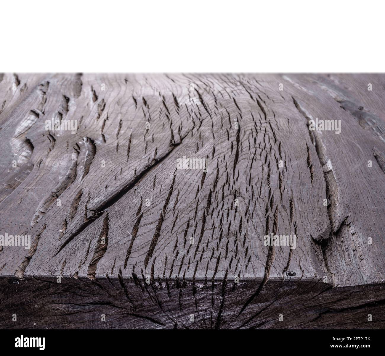 Leere alte gesprungene Eichendielen oder Tische. Nahaufnahme der Holzstruktur auf weißem Hintergrund. Stockfoto