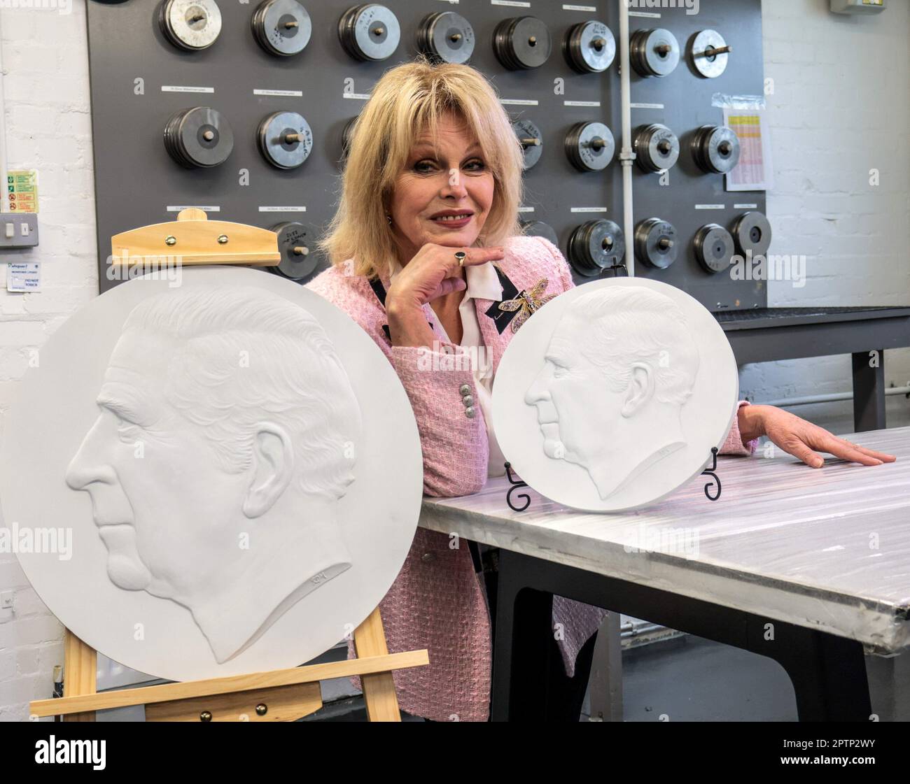 London, Großbritannien. 28. April 2023. Eine Woche vor der Krönung, „National Treasure“ Joanna Lumley mit der Form der neuen ersten King-Charles-Münzen für Gibraltar, im Tower Mint1-21 Carew Street, London. Paul Quezada-Neiman/Alamy Live News Kredit: Paul Quezada-Neiman/Alamy Live News Stockfoto