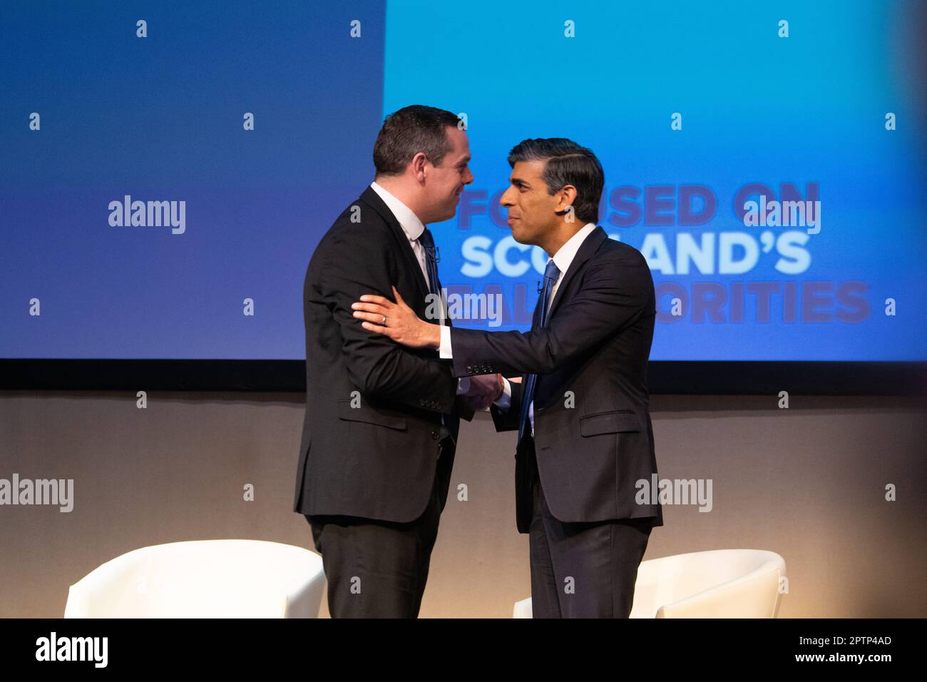 Glasgow, Schottland, Großbritannien. 28. April 2023. Scottish Conservative Conference 2023 der britische Premierminister Rishi Sunak wird von Douglas Ross begrüßt, dem Vorsitzenden der schottischen Konservativen Partei am Scottish Events Campus (SEC) in Glasgow Credit: Kay Roxby/Alamy Live News Stockfoto