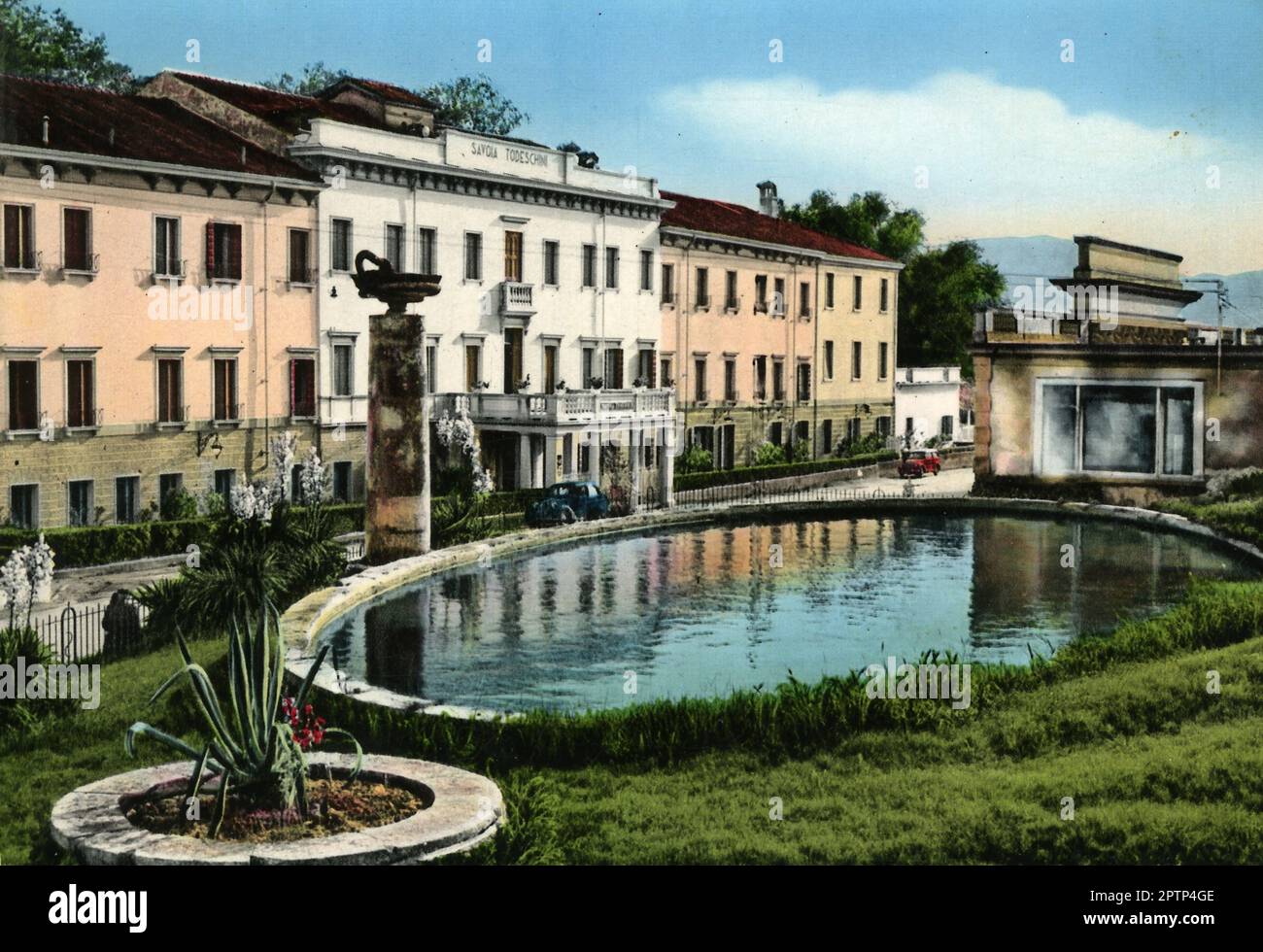 Abano Terme (sino al 1924 Abano Bagni, in veneto Ábano) è un comune italiano di 19 868 abitanti della Provincia di Padova in Veneto. Situato lungo il margine nordorientale dei colli Euganei, è il principal centro delle Terme Euganee. Sorge in una zona vulcanica spenta, nell'area metropolitana di Padova, 10 km a sud-Ovest del capoluogo, ad un'altitudine media di 14 metri sul livello del Mare. Ich bin suoi abitanti vengono chiamati aponensi. I benefit ici terapeutici che si ricavano dalle acque tereties, uniti all'organizzatissima struttura alberghiera che offre ospitalità (wikipedia). Stockfoto