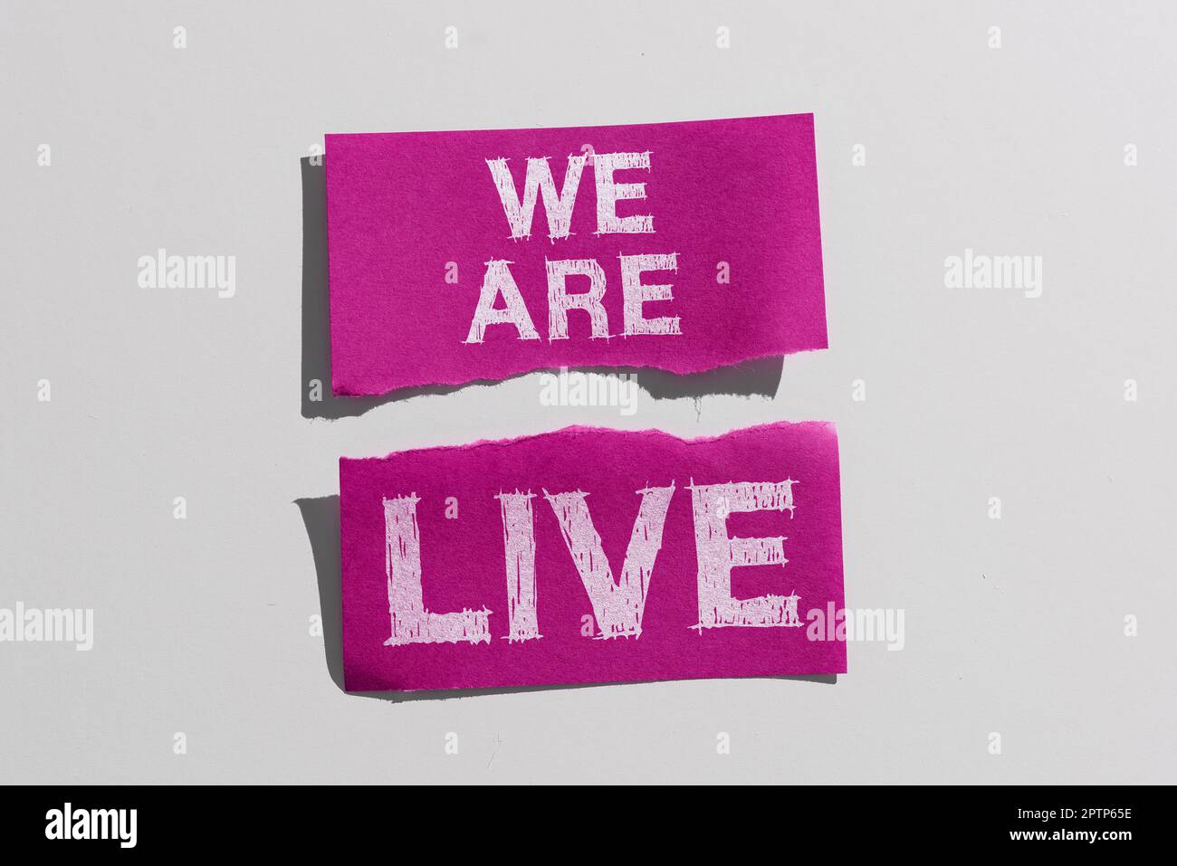 Unterschreiben Sie mit „We are Live“, „Business Approach“, „Continuous Report“ oder „Chat“, der in Echtzeit gestreamt wird Stockfoto