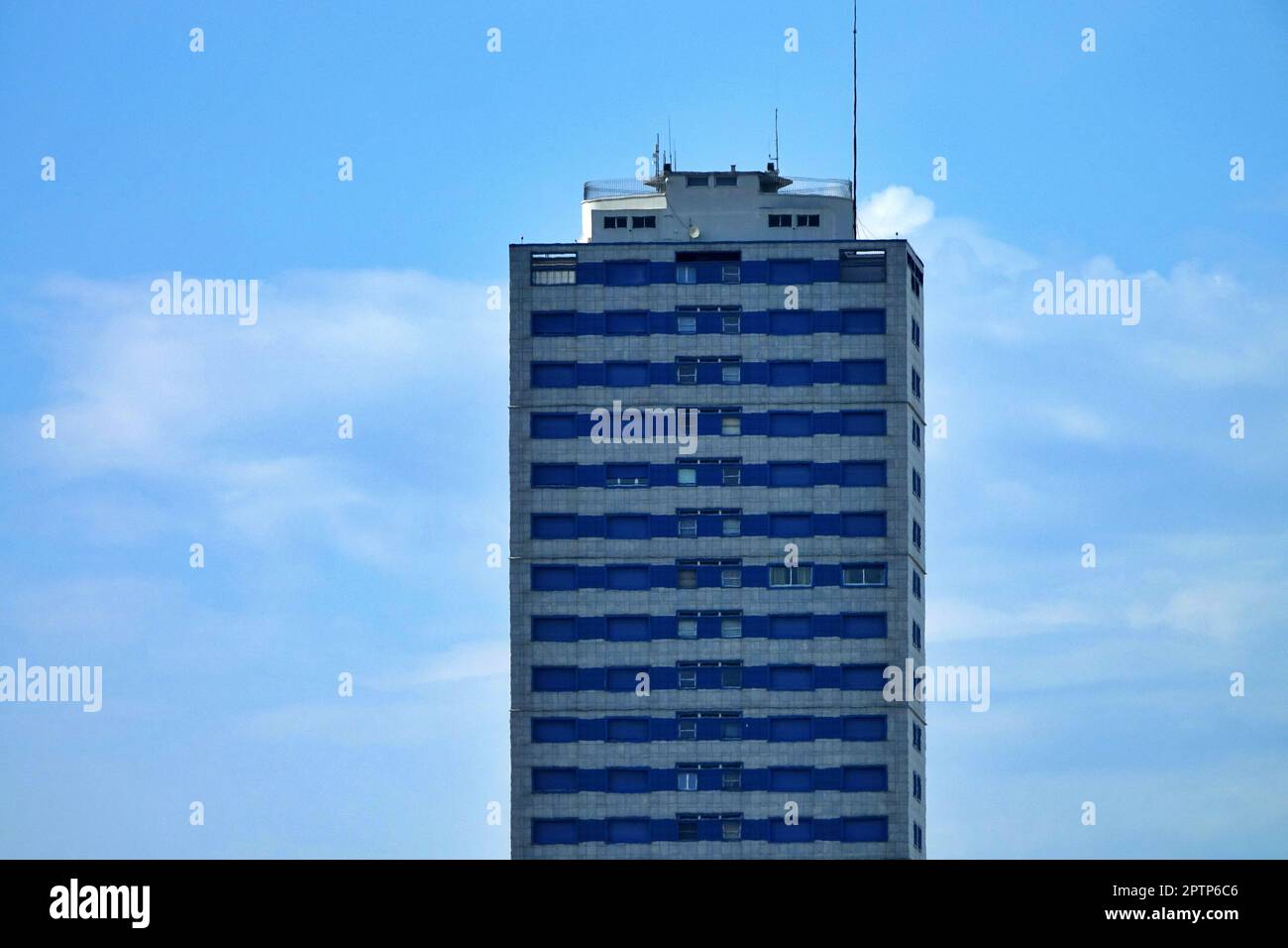 Detail des Cesenatico Wolkenkratzers isoliert gegen den blauen Himmel. Cesenatico, Forlì-Cesena, Emilia-Romagna, Italien Stockfoto