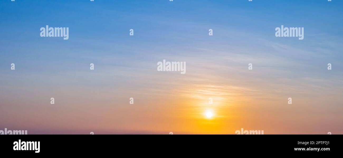 Sonnenuntergang am Himmel mit hellem goldenem Licht. Wunderschöner Sonnenaufgang mit weichen Wolken. Naturhintergrundkonzept Stockfoto