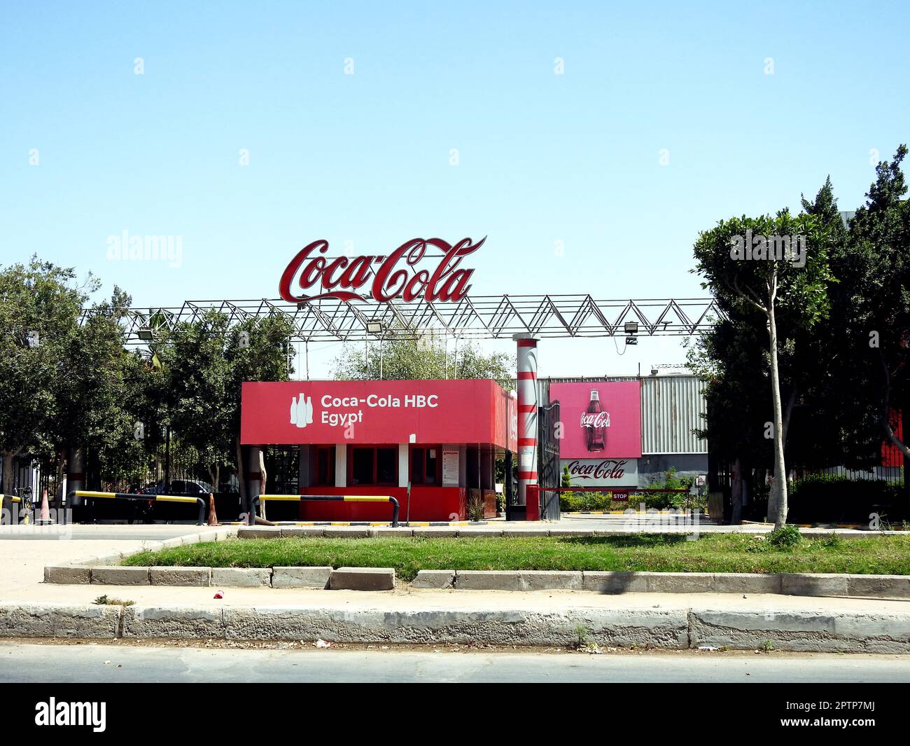 Kairo, Ägypten, April 24 2023: CocaCola Coca Cola HBC Coca-Cola Hellenic Bottling Company, betreibt einen der größten Geschäfte für alkoholfreie Getränke in Ägypten, Stockfoto