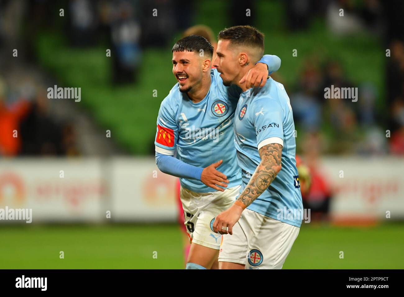 Melbourne, Australien. 28. April 2023, australische Isuzu UTE A-League-Fußballrunde 26. Im Bild: Marco TILIO (23) aus Melbourne City feiert mit Teamkollege Jamie McLaren, nachdem er im AAMI Park in Melbourne den Punktestand gegen den Westen Sydneys gehalten hat. Kredit: Karl Phillipson/Alamy Live News Stockfoto