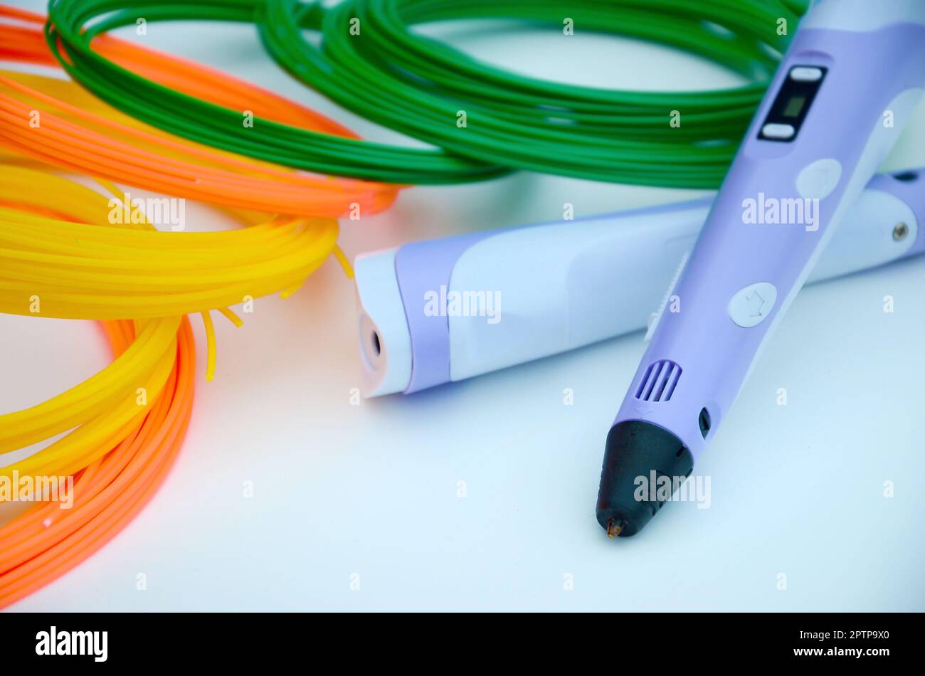 Ansicht von oben auf die 3d-pen und kit von bunten ABS-Kunststoff Leuchtkörper auf weißem Hintergrund. Stockfoto