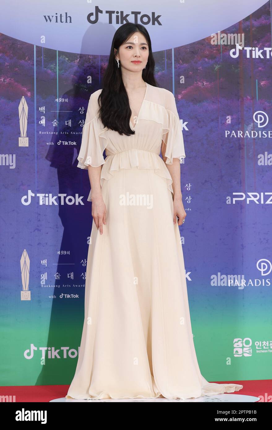 28. April 2023. Südkoreanische Schauspielerin Song Hye-kyo, südkoreanische Schauspielerin Song Hye-kyo, posiert am 28. April 2023 auf einem roten Teppich der Zeremonie der Baeksang Arts Awards 59. in Paradise City, einem Resort-Komplex in der Nähe des internationalen Flughafens Incheon westlich von Seoul. Kredit: Yonhap/Newcom/Alamy Live News Stockfoto