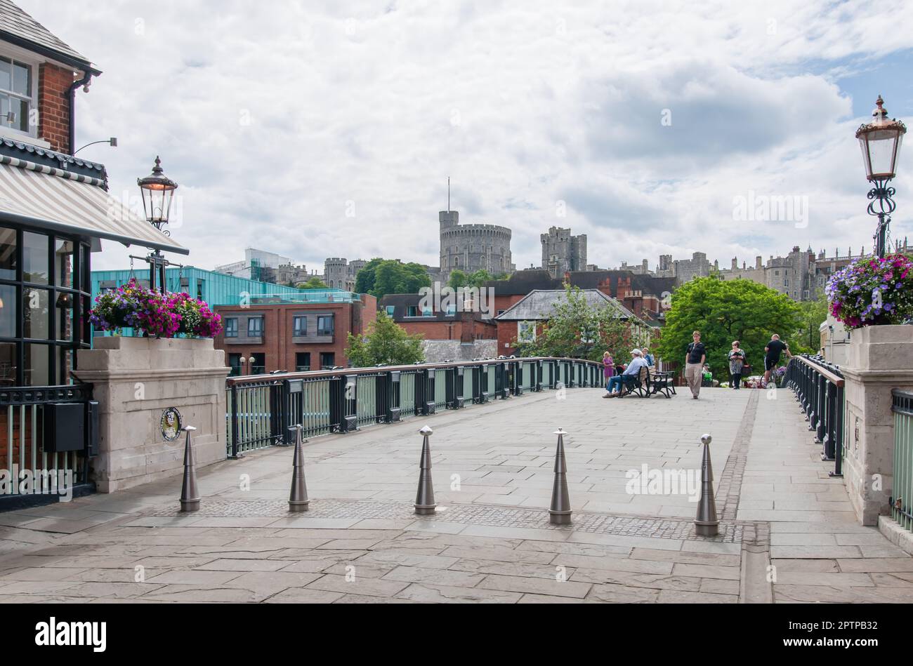 Windsor Bridge über die Themse, von der Eaton Seite. Mit Winsor Castle an der Skyline mit Blick auf Windsor, Berkshire, England. Stockfoto