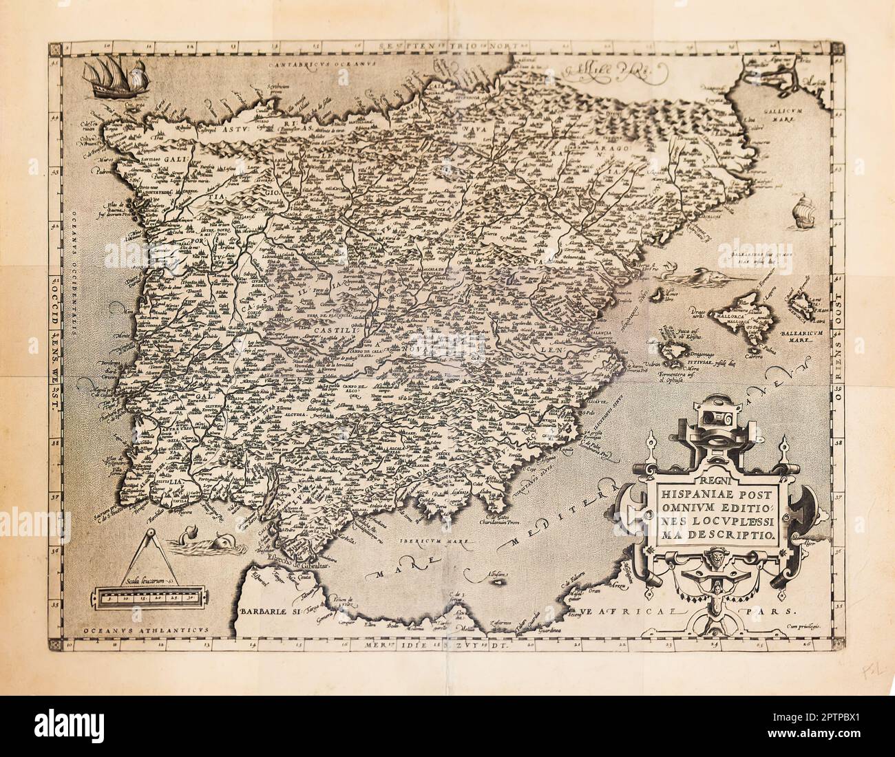 Huelva, Spanien - 22. April 2023: Originale Karte aus dem 1579., 16. Jahrhundert, handgefertigt auf Pergament, repräsentiert die iberische Halbinsel, Spanien und Portugal zum Zeitpunkt Stockfoto