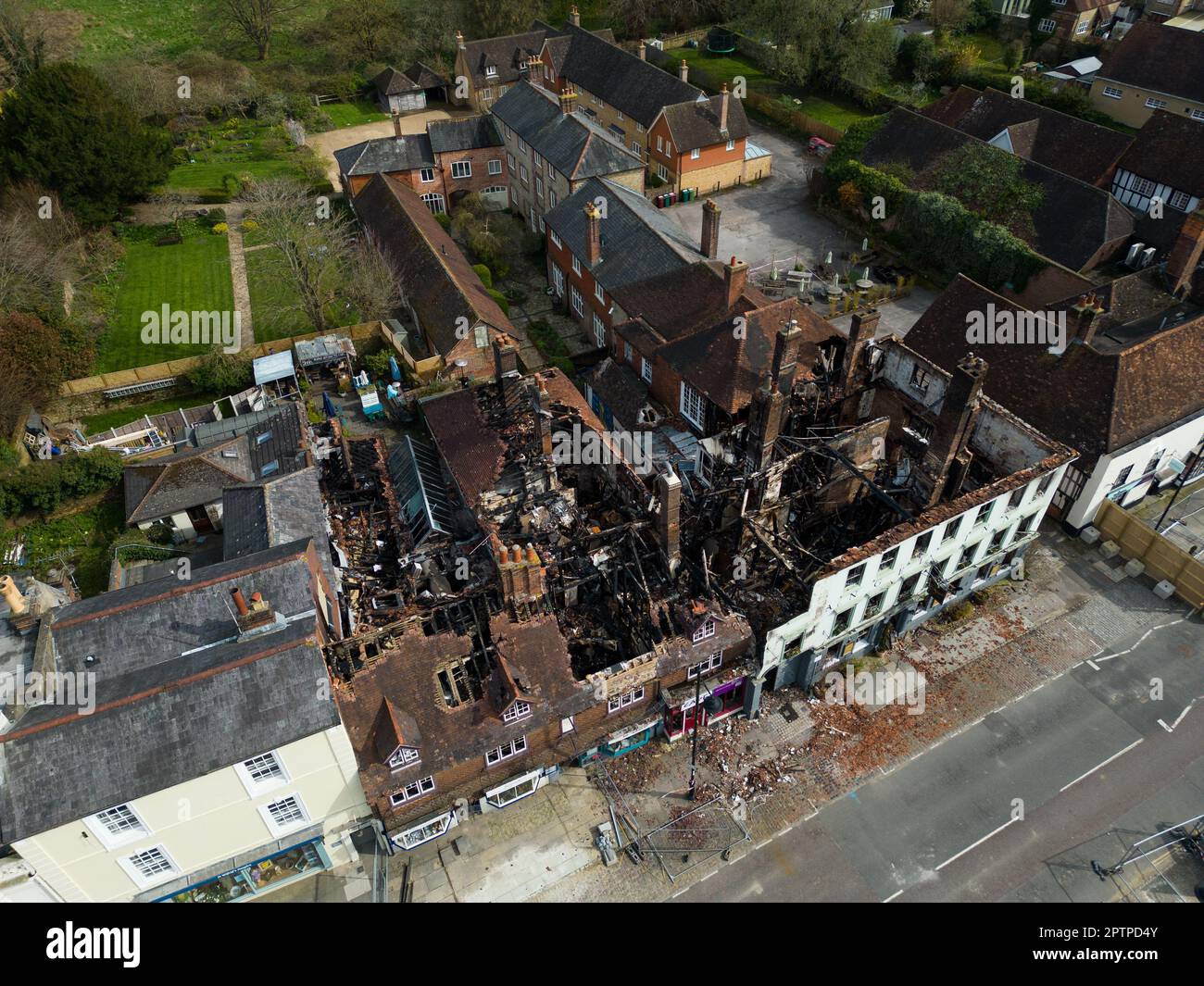 Midhurst, West Sussex, England, 9. April 2023. Ein allgemeiner Blick auf das Angel Inn Hotel in Midhurst, West Sussex, ein denkmalgeschütztes Gebäude der Kategorie 2 Stockfoto