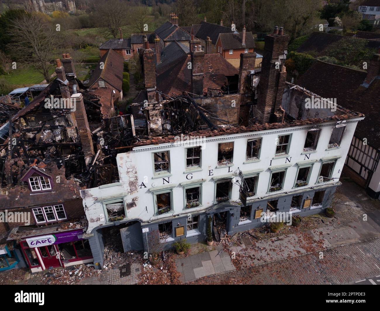 Midhurst, West Sussex, England, 9. April 2023. Ein allgemeiner Blick auf das Angel Inn Hotel in Midhurst, West Sussex, ein denkmalgeschütztes Gebäude der Kategorie 2 Stockfoto