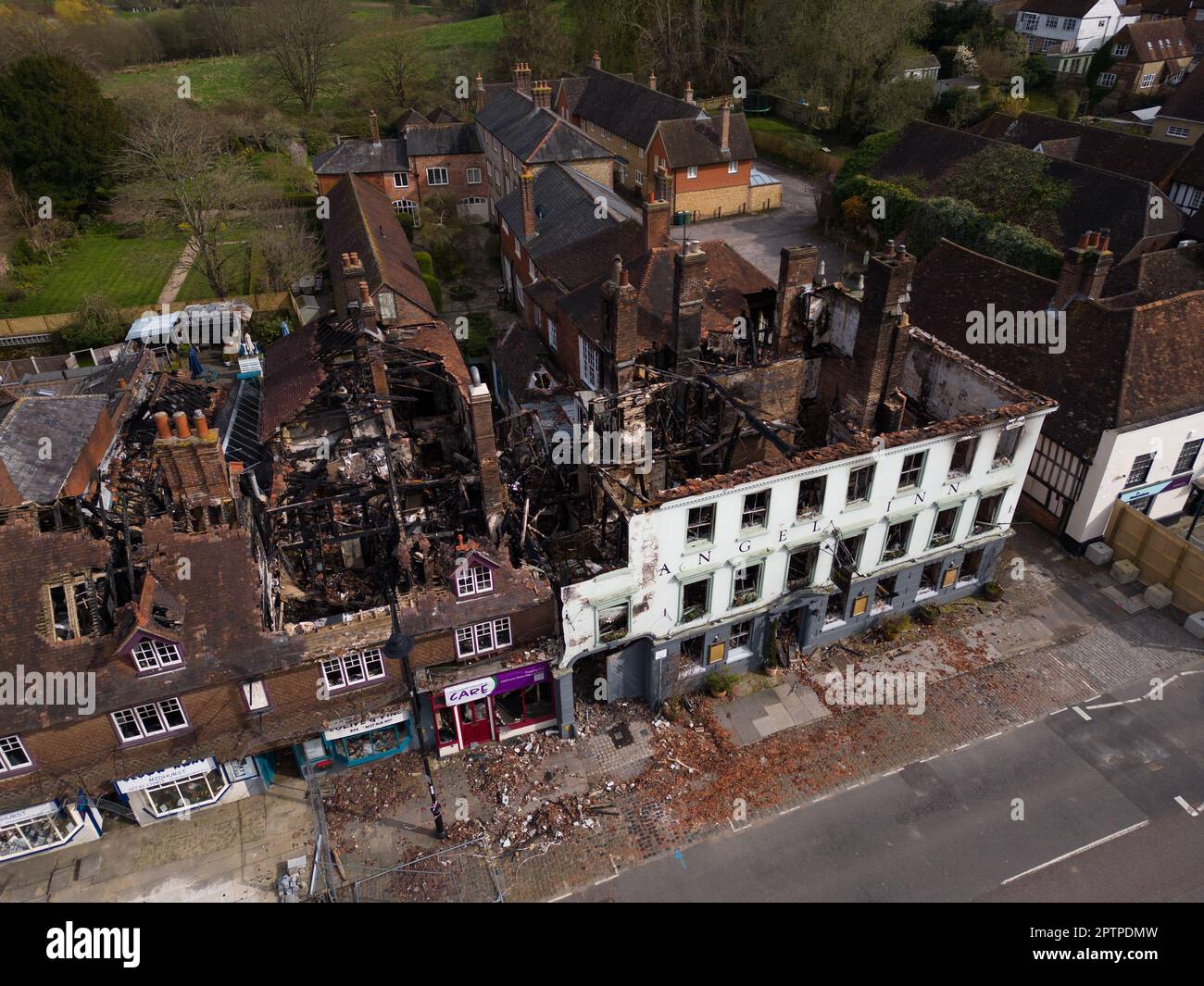 Midhurst, West Sussex, England, 9. April 2023. Ein allgemeiner Blick auf das Angel Inn Hotel in Midhurst, West Sussex, ein denkmalgeschütztes Gebäude der Kategorie 2 Stockfoto