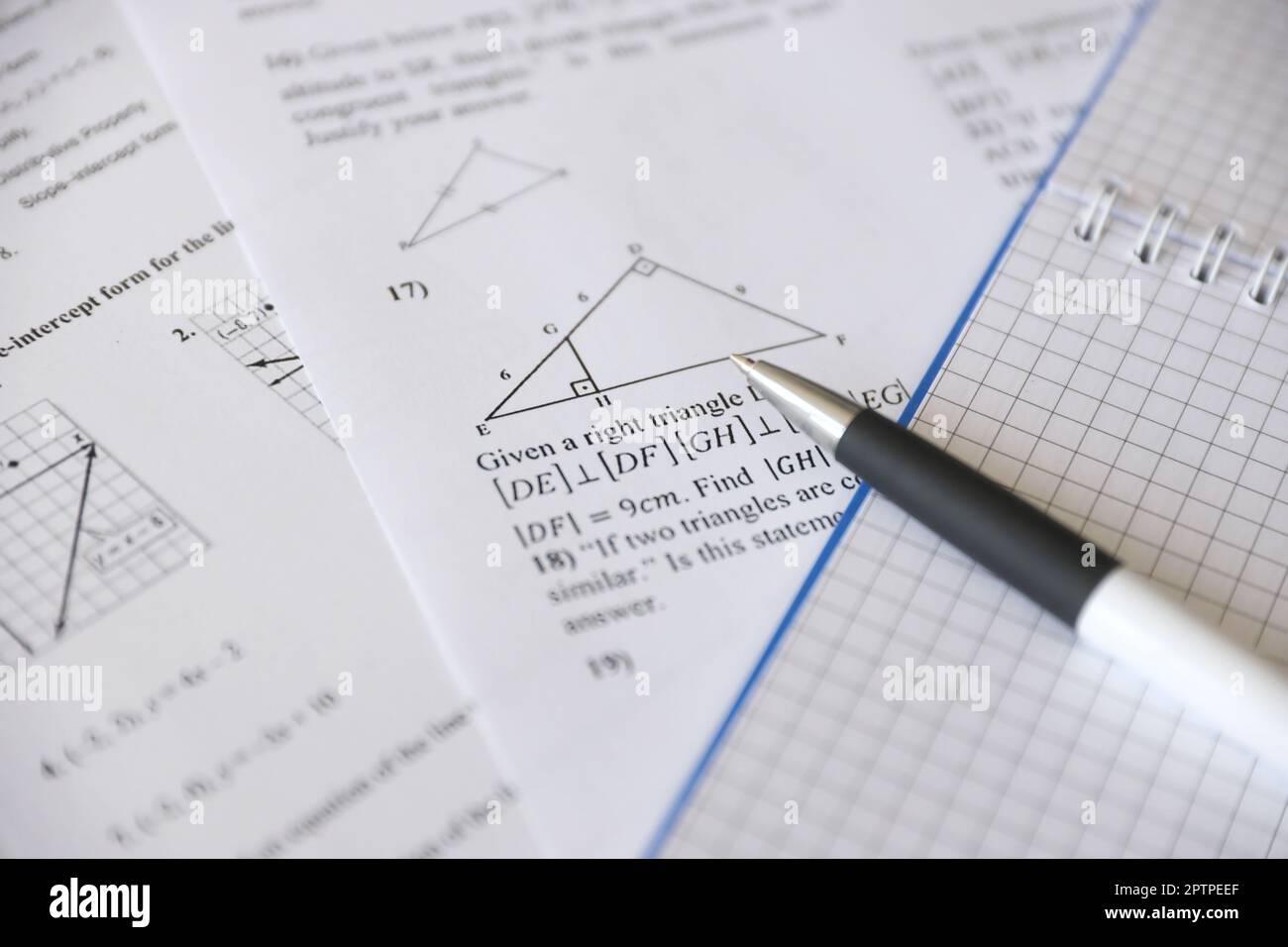 Handschrift geometrischer Aufgaben bei Prüfung, Übung, Quiz oder Prüfung in der Geometrieklasse. Lösung von exponentiellen Gleichungen Hintergrundkonzept. Stockfoto