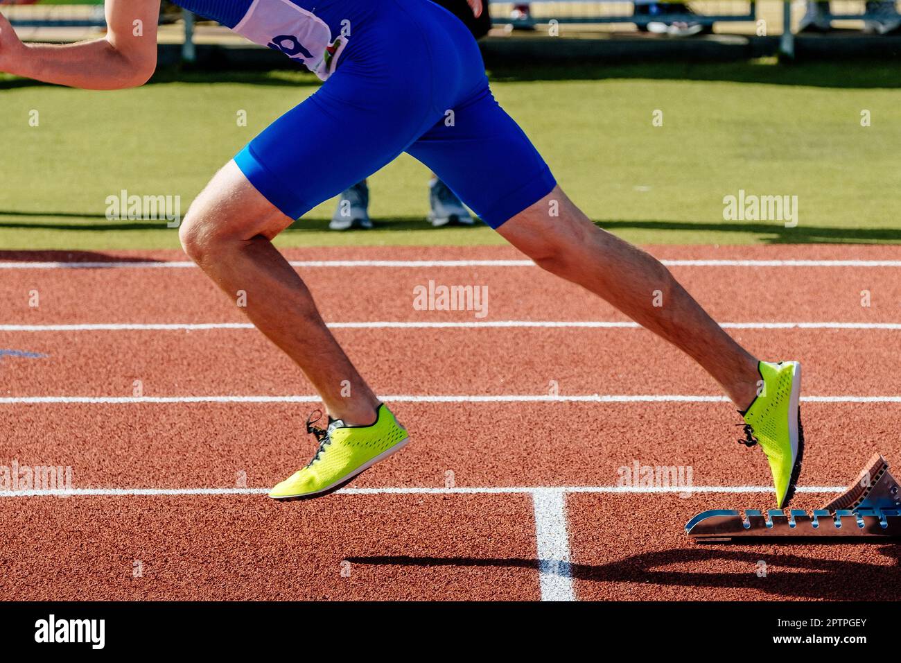 Männliche Athleten beginnen in Startblöcken zu laufen, Sprintrennen, Sommersportmeisterschaften Stockfoto