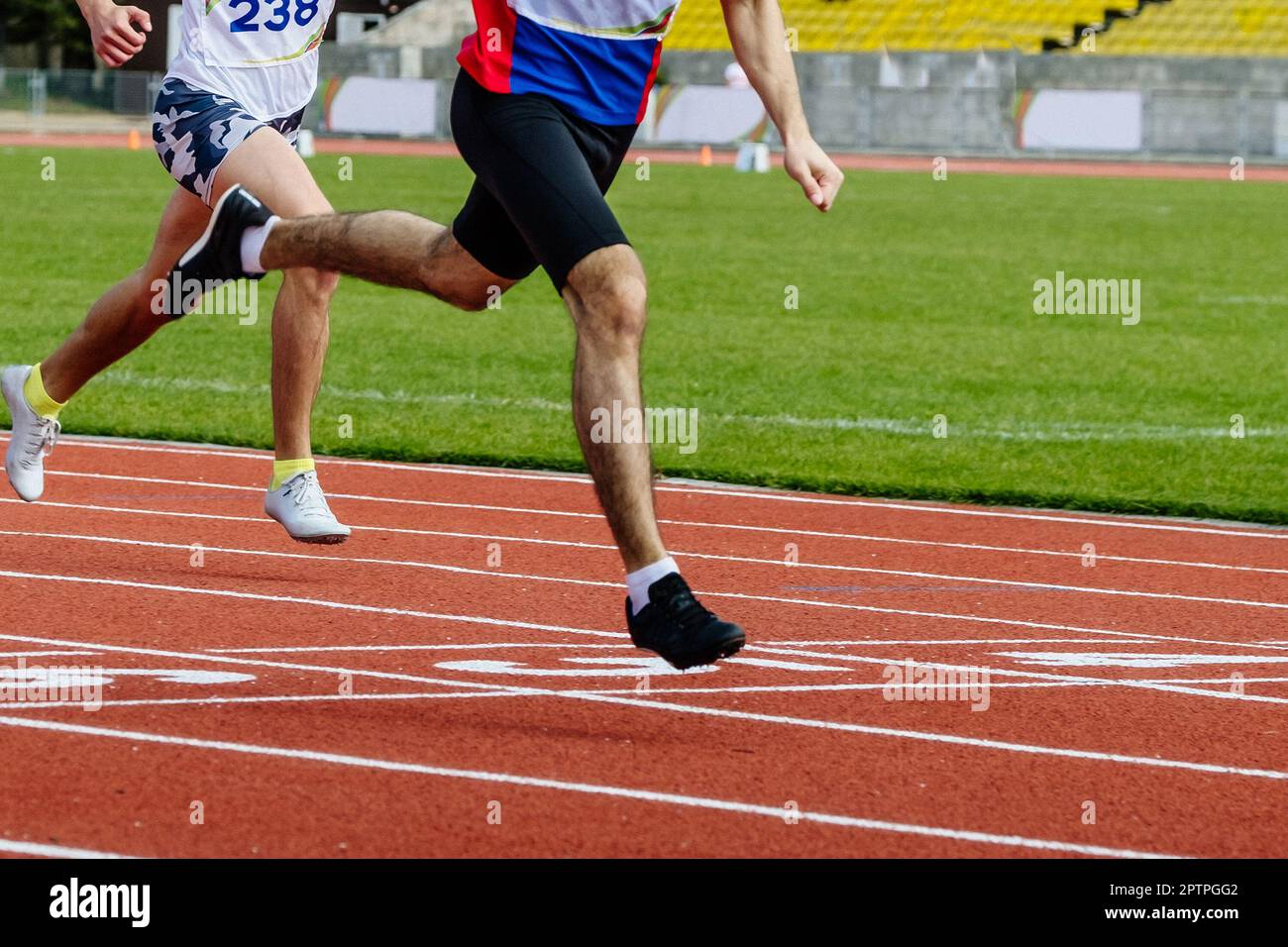 Männlicher Läufer, Gewinner des Sprint Race, Ziellinie, Sportmeisterschaft im Sommer Stockfoto