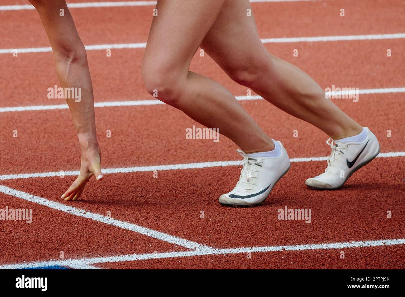 Laufläuferin in der Startposition Laufsprintrennen, Sportmeisterschaften im Sommer, Nike Running Spikes Schuhe Stockfoto