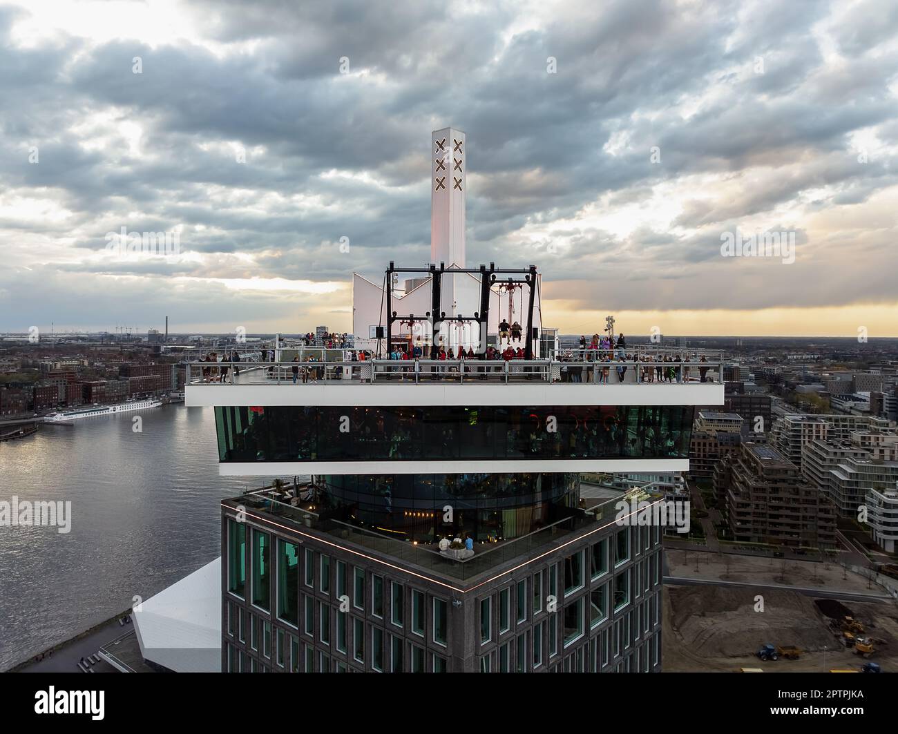 Zu den Panoramaausblicken über die Skyline von Amsterdam gehörten der A'Dam Aussichtsturm und das Eye Film Museum. Die Gebäude werden auf dem Wasser reflektiert. Stockfoto