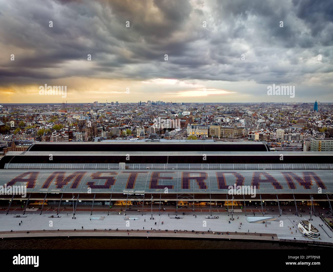 Der Amsterdamer Hauptbahnhof ist ein Verkehrsknotenpunkt mit beeindruckender Architektur. Es bietet Zugang zu verschiedenen Verkehrsmitteln und hat Shops, Res Stockfoto
