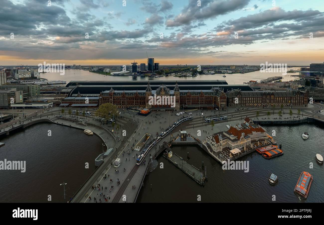 Der Amsterdamer Hauptbahnhof ist ein Verkehrsknotenpunkt mit beeindruckender Architektur. Es bietet Zugang zu verschiedenen Verkehrsmitteln und hat Shops, Res Stockfoto