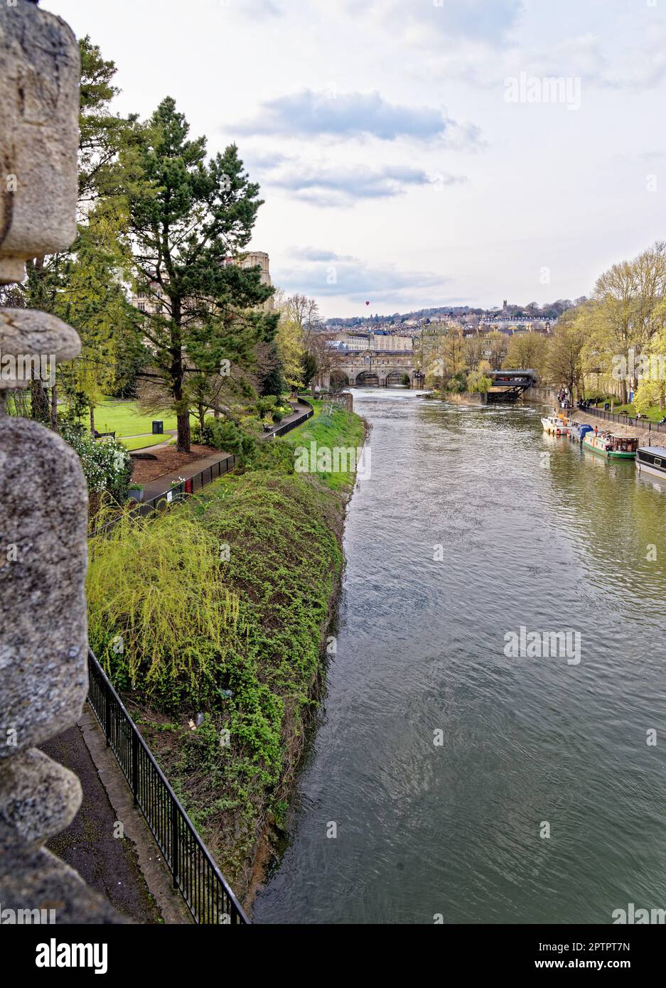 Reiseziel Großbritannien - Pulteney Bridge, die den Fluss Avon in der Stadt Bath, Somerset, England überquert - 8. April 2023 Stockfoto