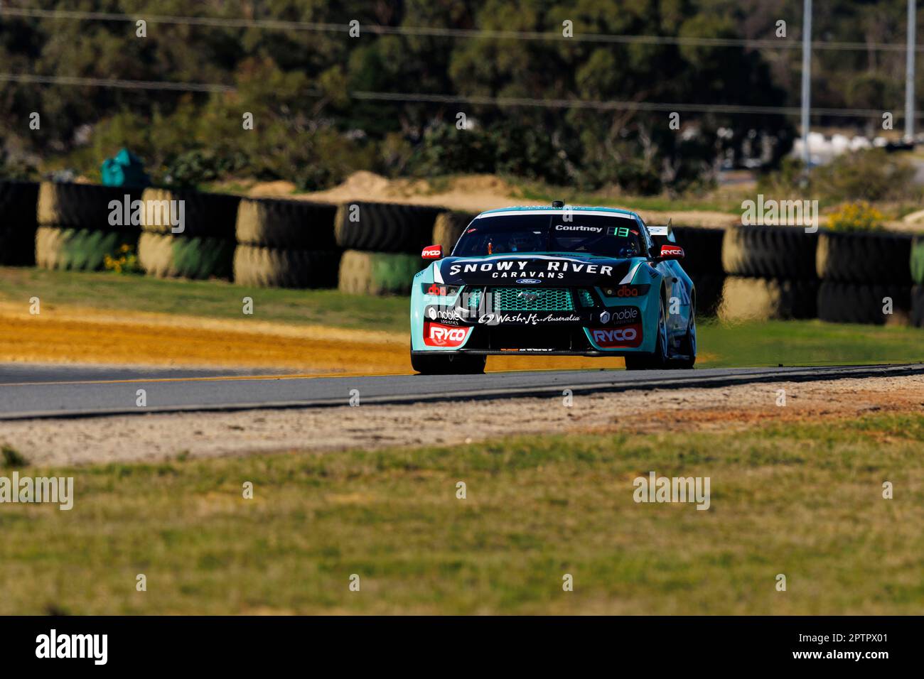 Wanneroo Raceway, Perth, Westaustralien. 28. April 2023. Perth Supersprint 2023 Tag 1; Nummer 5 Snowy River Caravans Fahrer James Courtney während des Trainings im Perth Supersprint Stockfoto