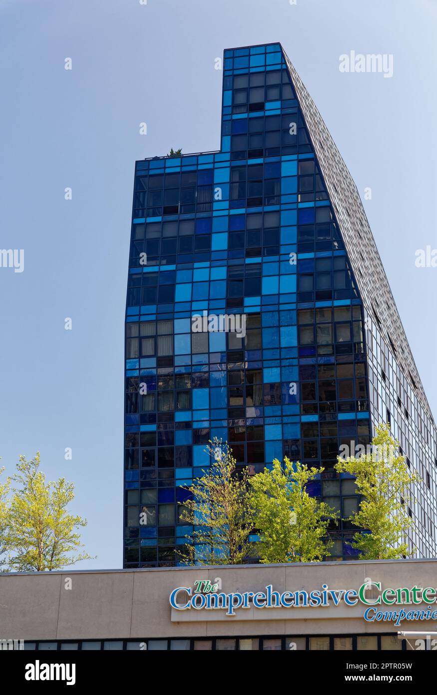 Blau besteht aus zwei Gebäuden: Die höhere, seltsam freitragende 103 Norfolk Street befindet sich auf einem Gewerbegelände, verbunden mit der in Wohngebieten gelegenen 105 Norfolk Street. Stockfoto