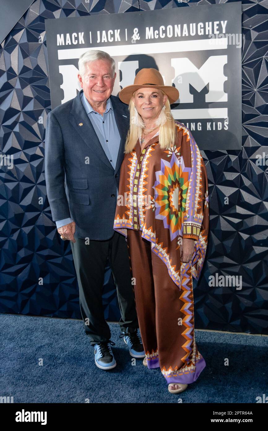 AUSTIN, TEXAS - 27. APRIL: (L) Mack Brown und Sally Brown nehmen am 27. April 2023 an der 11. Jährlichen Mack, Jack & McConaughey Gala auf der ACL Live in Austin, Texas, Teil. (Foto: Maggie Boyd/SipaUSA) Stockfoto