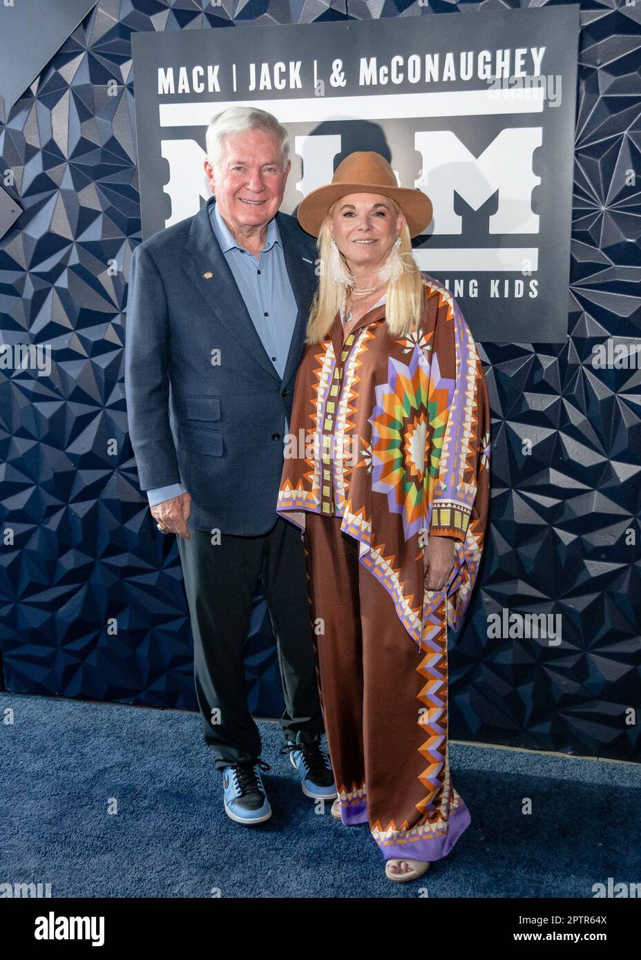 AUSTIN, TEXAS - 27. APRIL: (L) Mack Brown und Sally Brown nehmen am 27. April 2023 an der 11. Jährlichen Mack, Jack & McConaughey Gala auf der ACL Live in Austin, Texas, Teil. (Foto: Maggie Boyd/SipaUSA) Stockfoto