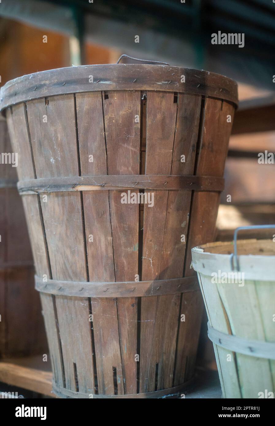 Ein alter Holzkorb aus dem 19. Jahrhundert Stockfoto