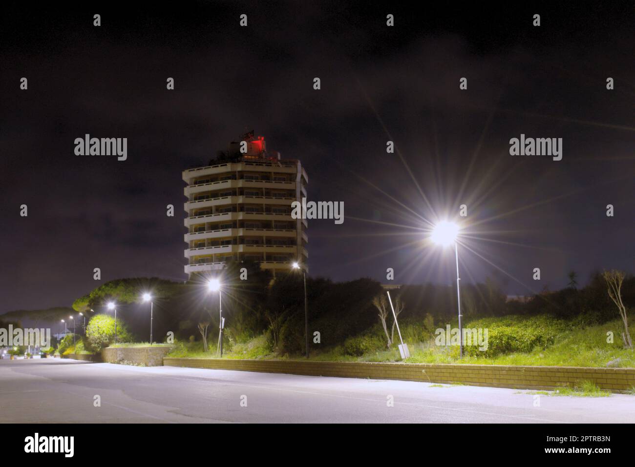 Leeren Parkplatz in der Nacht Stockfoto