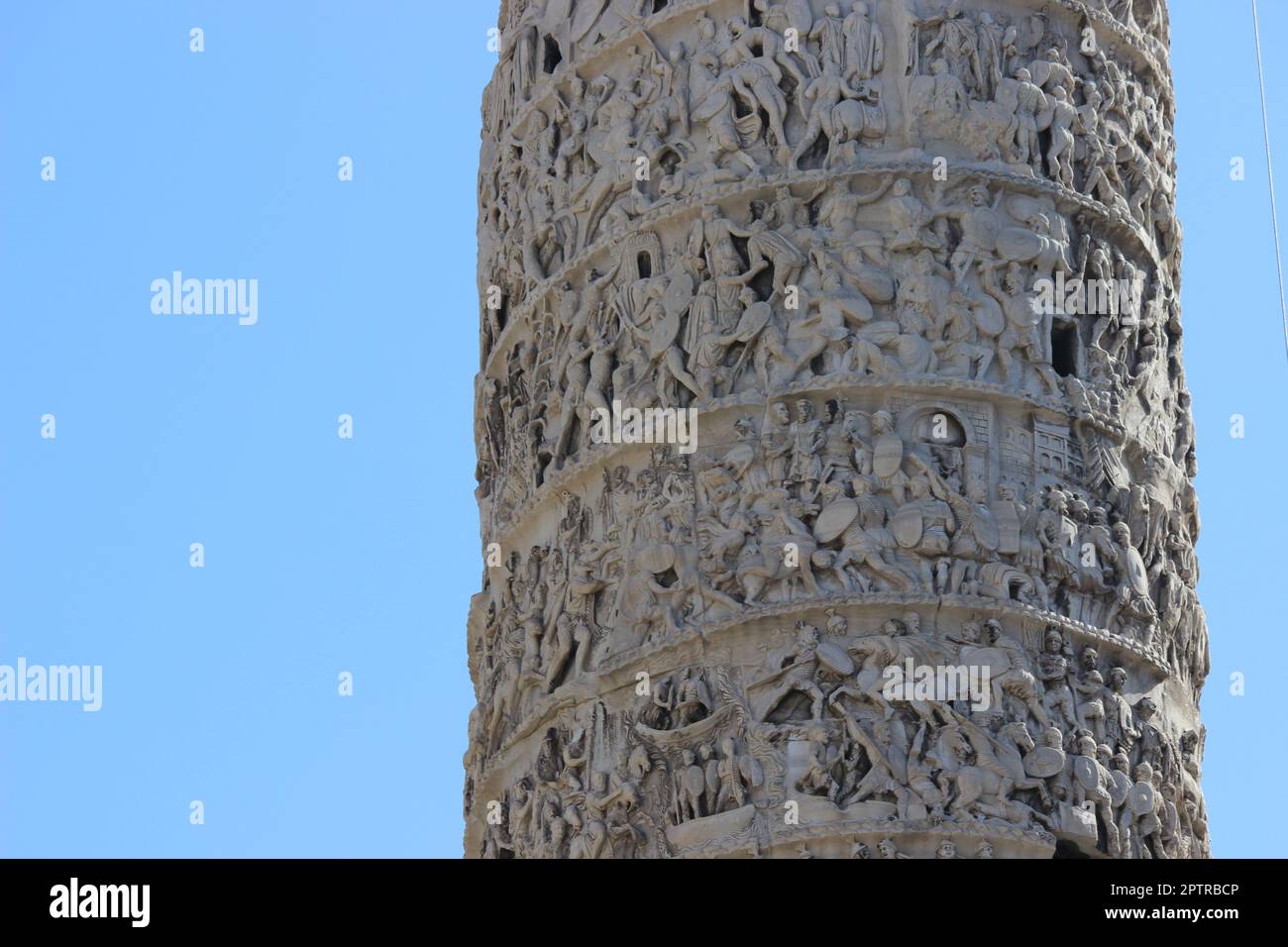 Zylindrische Marmorskulptur, die eine Geschichte der Schlachten in Rom, Italien, erzählt. Stockfoto