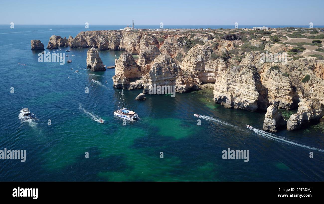 Luftaufnahme von Booten und Kajaks im Atlantik. Reisen und Abenteuer. Nomad-Leben. Lebendige Farben. Wunderschöne blaue Farbe vom Ozean. Stockfoto