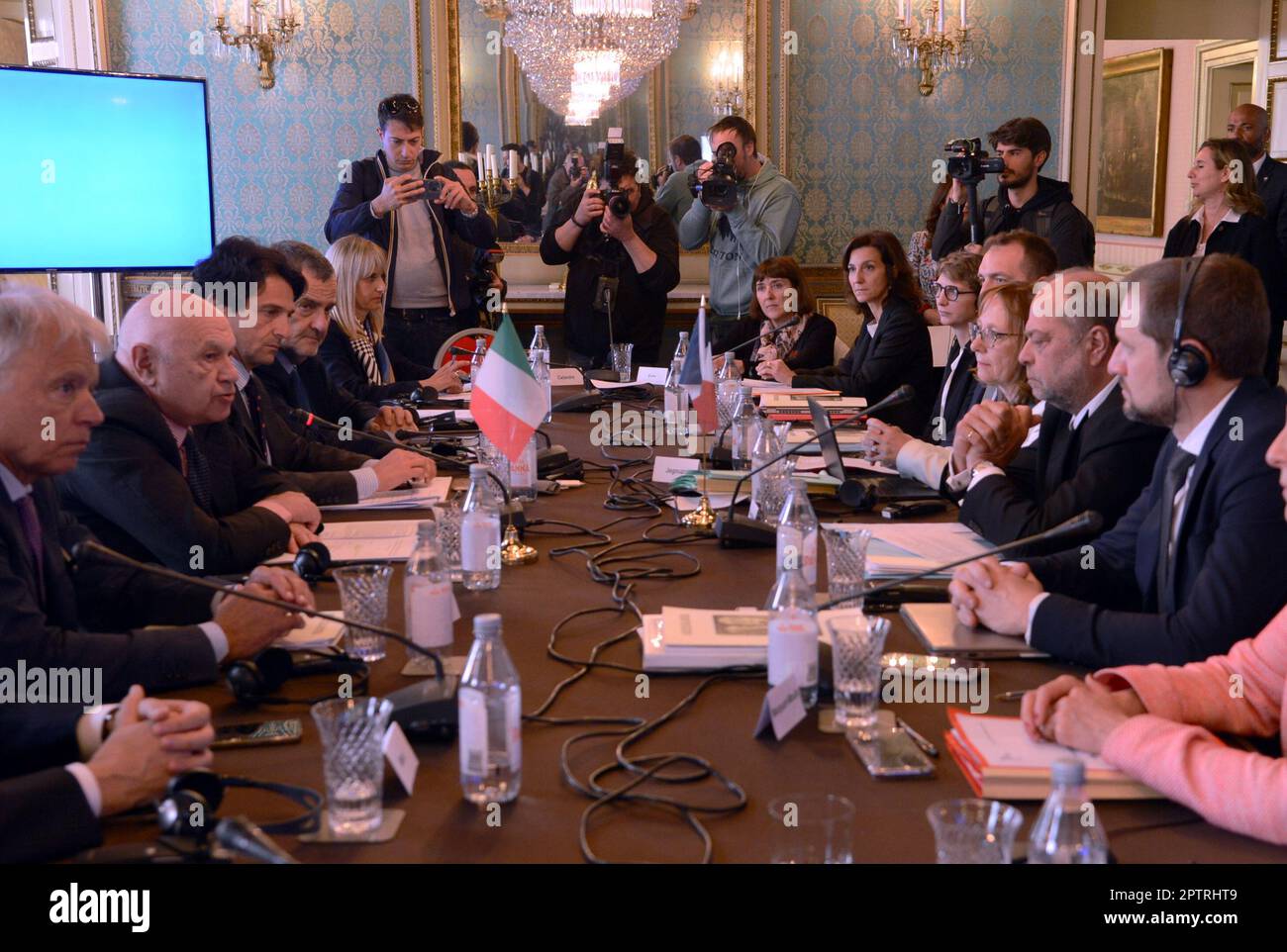 Mailand, Italien. 28. April 2023. Mailand, Treffen in der Präfektur zwischen den Justizministern Italiens und Frankreichs, Carlo Nordio und Eric Dupond-Moretti Editorial Use Only Credit: Independent Photo Agency/Alamy Live News Stockfoto