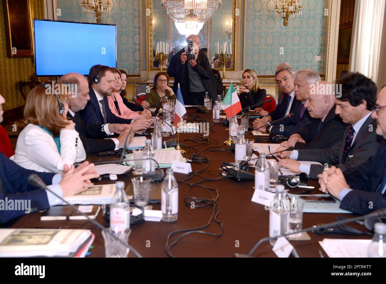 Mailand, Italien. 28. April 2023. Mailand, Treffen in der Präfektur zwischen den Justizministern Italiens und Frankreichs, Carlo Nordio und Eric Dupond-Moretti Editorial Use Only Credit: Independent Photo Agency/Alamy Live News Stockfoto