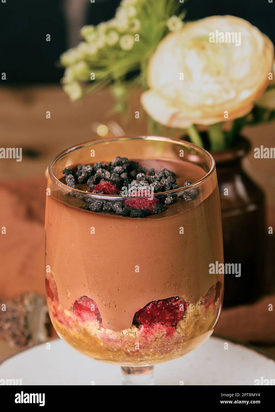 Ein Glas enthält Schokoladenmose und Beeren Stockfoto