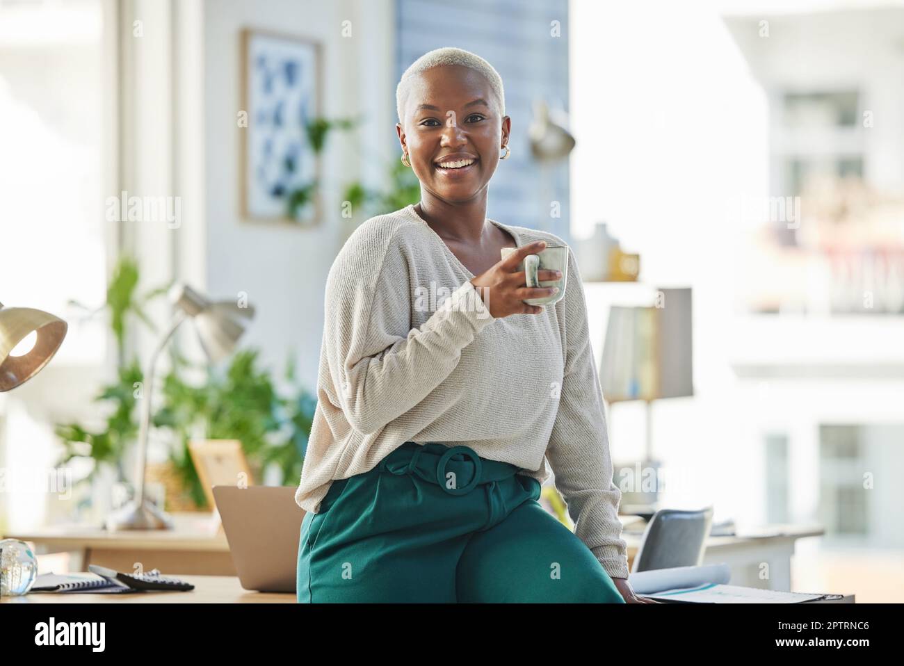 Jeder verdient eine Pause. Eine junge Geschäftsfrau, die in ihrem Büro eine Pause macht, um Kaffee zu trinken Stockfoto