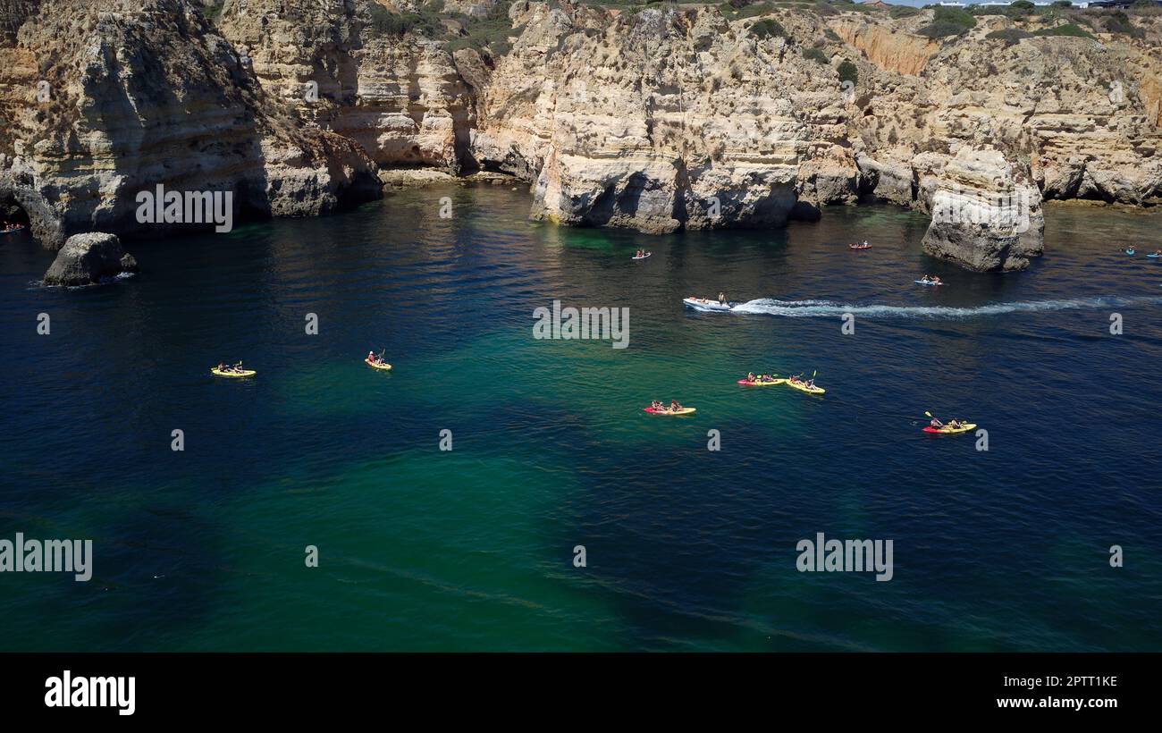 Luftaufnahme von Booten und Kajaks im Atlantik. Reisen und Abenteuer. Nomad-Leben. Lebendige Farben. Wunderschöne blaue Farbe vom Ozean. Stockfoto