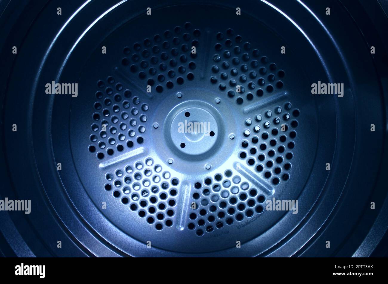 Beleuchtete Rückseite der Aluminiumtrommel der Waschmaschine  Stockfotografie - Alamy