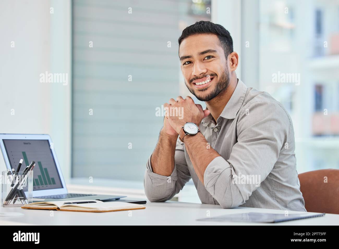 Foto eines jungen Geschäftsmannes bei der Arbeit in seinem Büro. Stockfoto