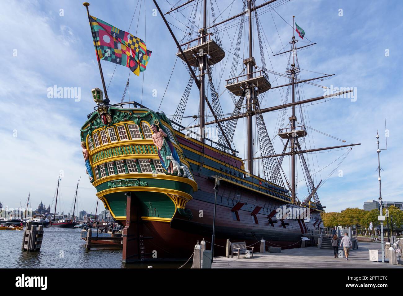 Eine Nachbildung des niederländischen ostindiamanischen Schiffes „The Amsterdam“. Das ursprüngliche Schiff wurde an der Südküste Englands, nahe Hastings, bei einem Sturm am 26. Januar 1749 zerstört, die Überreste des Rumpfes sind noch da Stockfoto