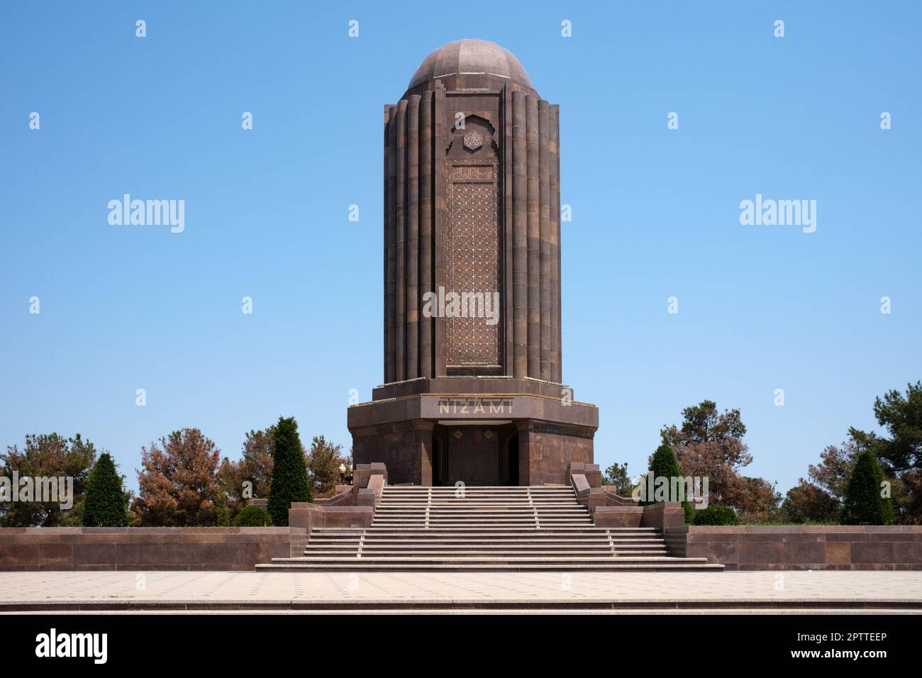 Das Mausoleum von Nazami Ganjavi im Nizami Ganjavi Museum am Stadtrand von Ganja, Aserbaidschan. 1991 wiederaufgebaut Stockfoto