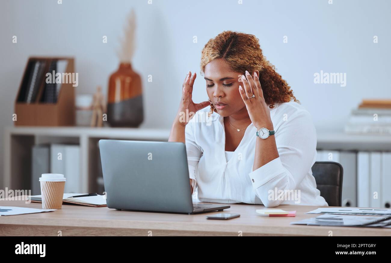 Betonte afroamerikanische Geschäftsfrau, die einen Fehler machte, während sie ihren Laptop im Büro benutzte. Professionelle schwarze Frau Gefühl unter Druck während der Verwendung Stockfoto