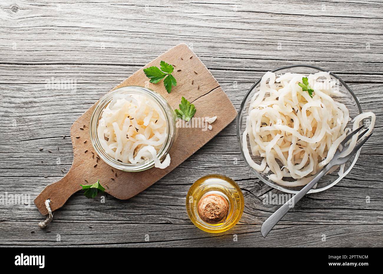 Traditionelle frische und gesunde saure Rübe auf hölzernem Hintergrund. Stockfoto