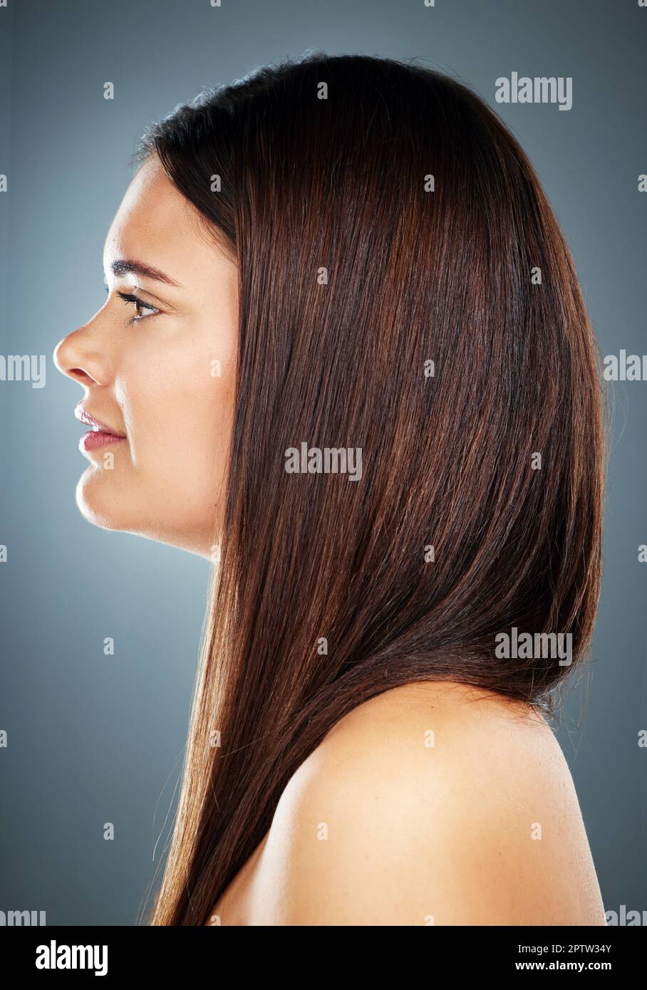 Haarpflege, Frau auf blauem Hintergrund oder Seitenprofil des Friseursalons mit geradem Haarschnitt im Studio. Werbung für Beauty-Produkt, gesunde saubere Bala Stockfoto