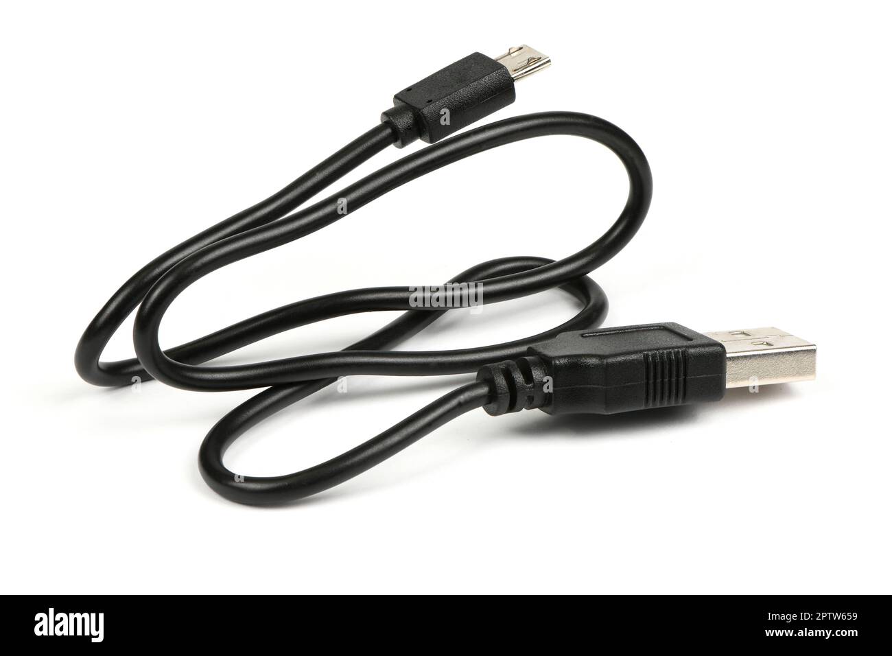 USB-Kabel für Mikrocut. Schwarzes USB-Kabel zum Aufladen eines Smartphones, isoliert auf weiß. Seitenansicht. Hochauflösendes Foto. Volle Schärfentiefe. Stockfoto