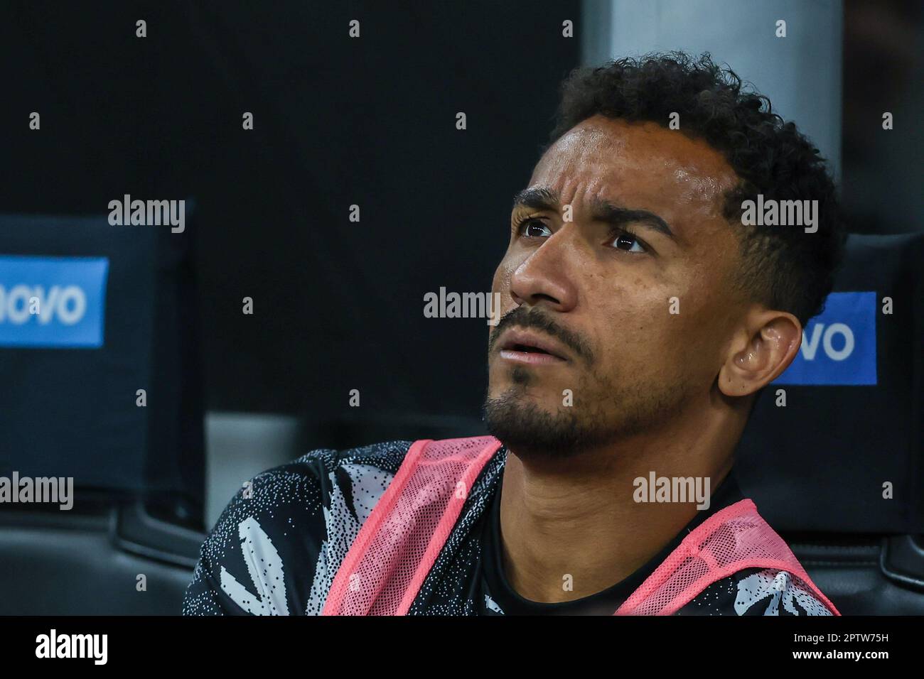 Mailand, Italien. 26. April 2023. Danilo vom FC Juventus blickt während des Coppa Italia 2022/23 Semi Final 2. Leg Fußballspiels zwischen dem FC Internazionale und dem FC Juventus im Giuseppe Meazza Stadium auf. Endstand: Inter 1:0 Juventus. (Foto: Fabrizio Carabelli/SOPA Images/Sipa USA) Guthaben: SIPA USA/Alamy Live News Stockfoto