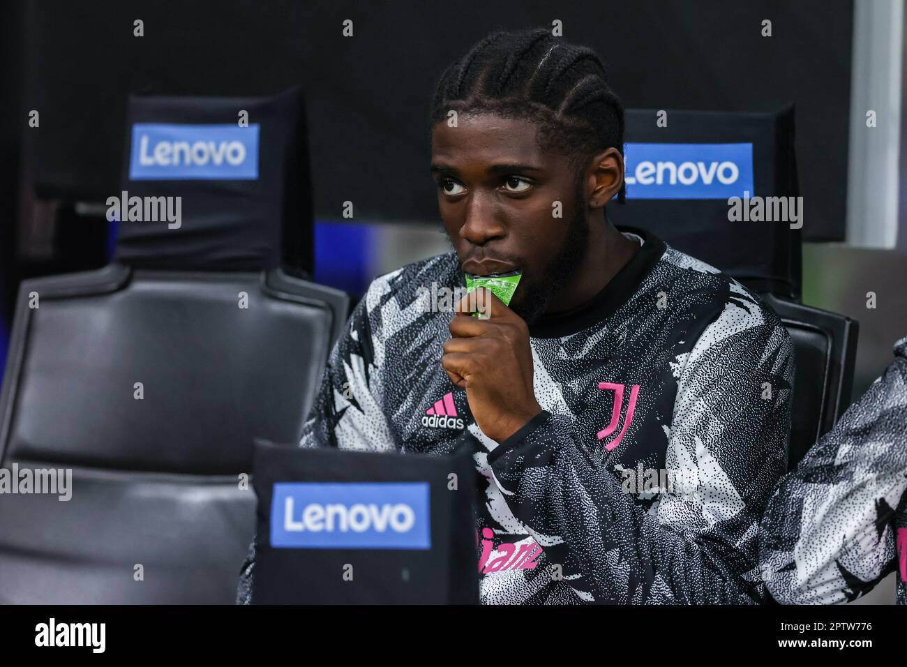 Mailand, Italien. 26. April 2023. Samuel Ill vom FC Juventus sieht beim Coppa Italia 2022/23 Semi Final 2. Leg Fußballspiel zwischen dem FC Internazionale und dem FC Juventus im Giuseppe Meazza Stadium nach. Endstand: Inter 1:0 Juventus. (Foto: Fabrizio Carabelli/SOPA Images/Sipa USA) Guthaben: SIPA USA/Alamy Live News Stockfoto