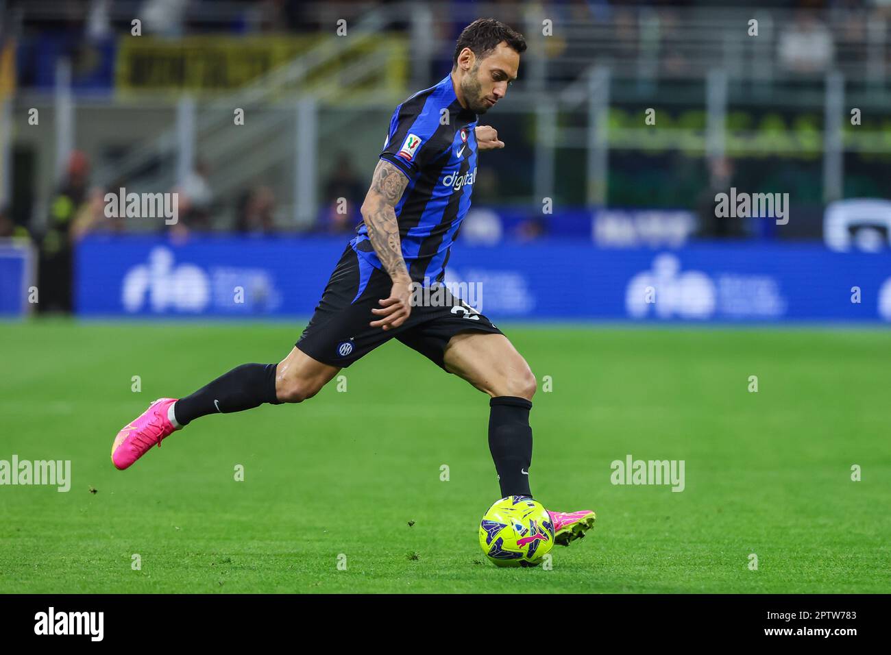 Mailand, Italien. 26. April 2023. Hakan Calhanoglu vom FC Internazionale in Aktion während des Fußballspiels Coppa Italia 2022/23 Semi Final 2. Leg zwischen dem FC Internazionale und dem FC Juventus im Giuseppe Meazza Stadion. Endstand: Inter 1:0 Juventus. (Foto: Fabrizio Carabelli/SOPA Images/Sipa USA) Guthaben: SIPA USA/Alamy Live News Stockfoto