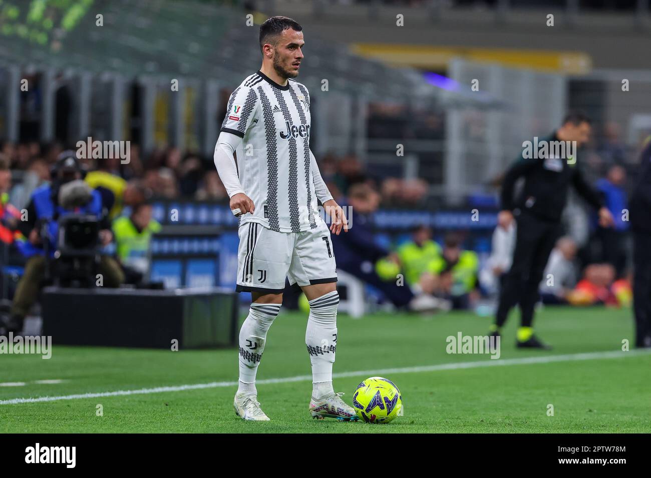 Mailand, Italien. 26. April 2023. Filip Kostic vom FC Juventus in Aktion während des Coppa Italia 2022/23 Semi Final 2. Leg Fußballspiels zwischen dem FC Internazionale und dem FC Juventus im Giuseppe Meazza Stadium. Endstand: Inter 1:0 Juventus. (Foto: Fabrizio Carabelli/SOPA Images/Sipa USA) Guthaben: SIPA USA/Alamy Live News Stockfoto