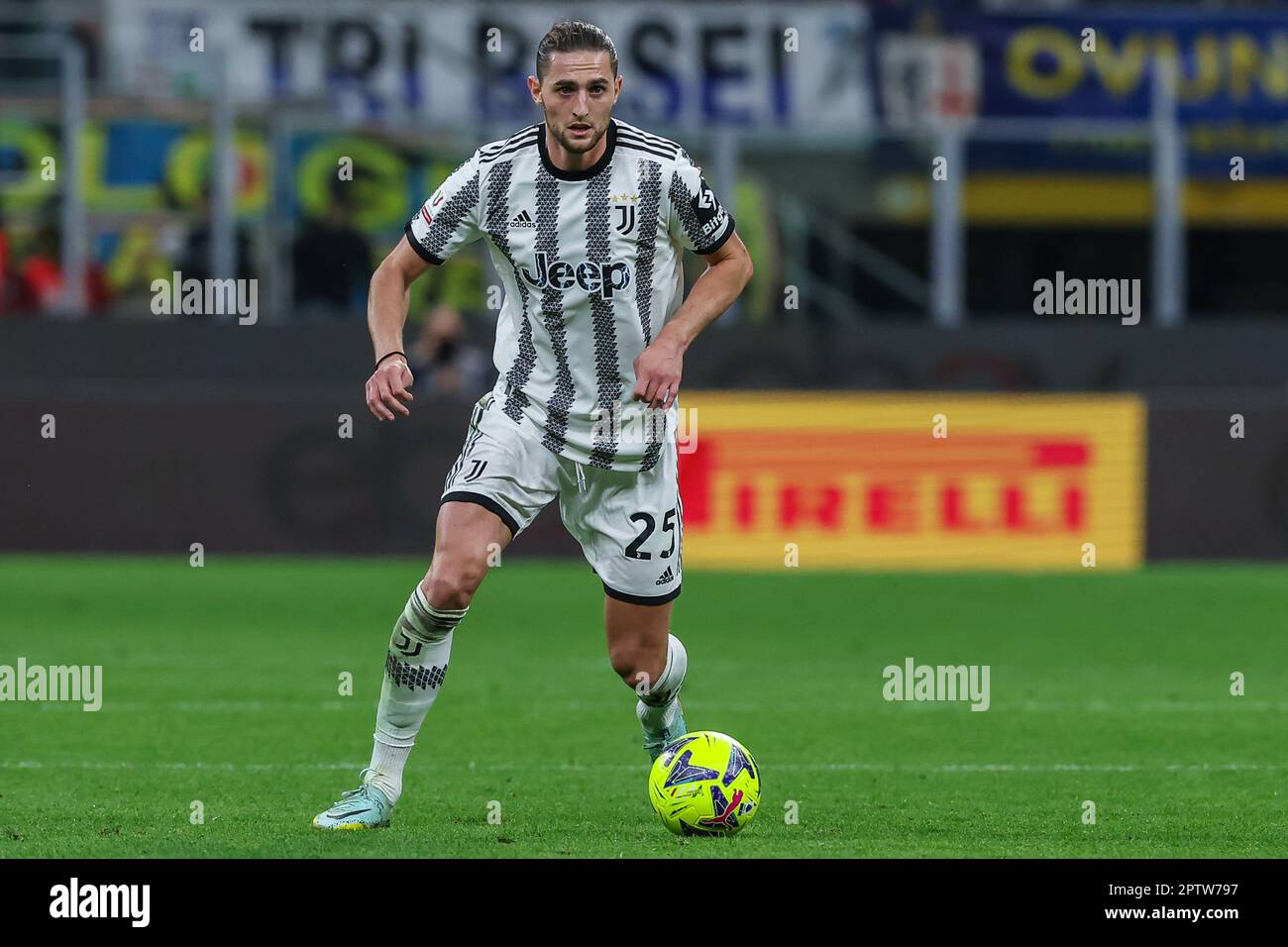 Mailand, Italien. 26. April 2023. Adrien Rabiot vom FC Juventus in Aktion während des Coppa Italia 2022/23 Semi Final 2. Leg Fußballspiels zwischen dem FC Internazionale und dem FC Juventus im Giuseppe Meazza Stadium. Endstand: Inter 1:0 Juventus. (Foto: Fabrizio Carabelli/SOPA Images/Sipa USA) Guthaben: SIPA USA/Alamy Live News Stockfoto